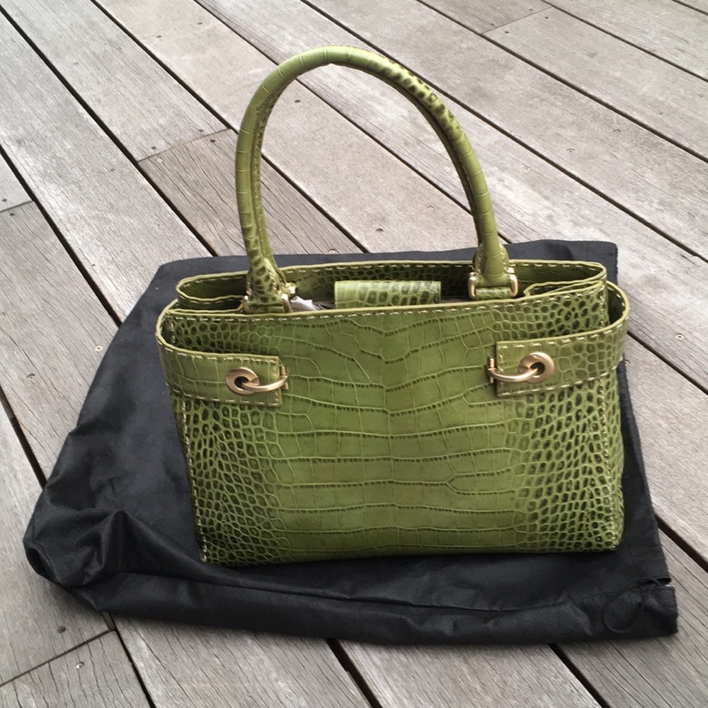 Ann Taylor avocado green leather handbag